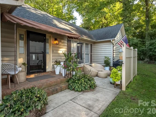 5935 Crape Myrtle Ln, Charlotte, NC 28216