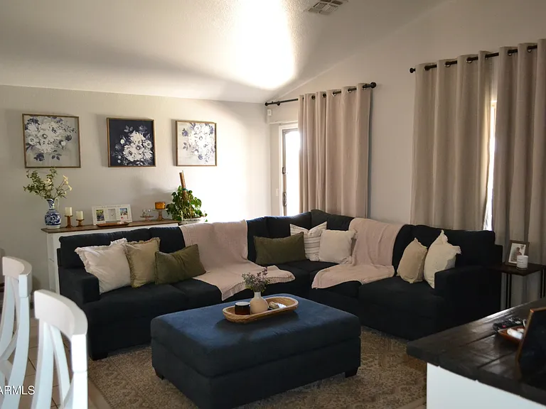 1441 W Montebello Ave — Photo 2