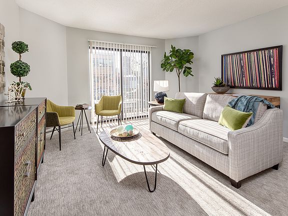 2nd image of 1404 N Van Buren St #4-101