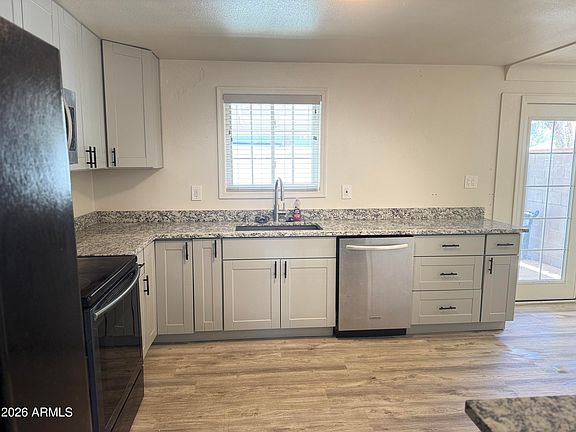 5th image of 218 W HARTFORD Road