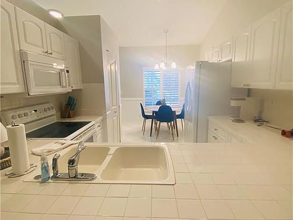 5th image of 470 Saint Andrews Blvd #11.1