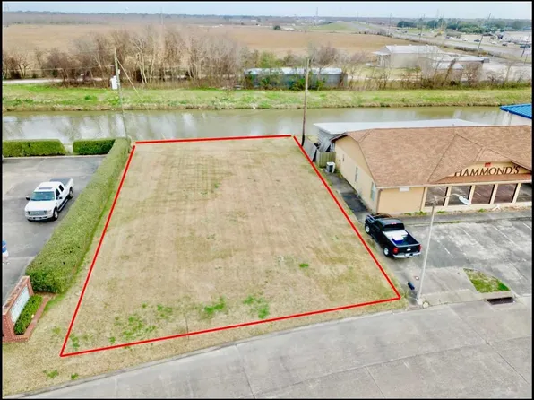 3161 Saba Ln, Pt Neches, TX 77651