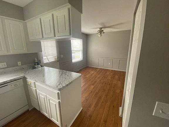 3rd image of 5843 Cresthaven Ln APT B