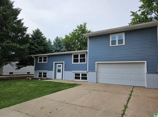 14 Alcoma Dr, North Sioux City, SD 57049