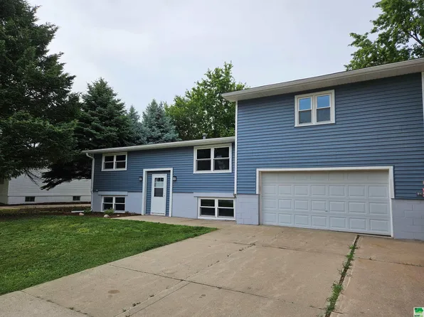 14 Alcoma Dr, North Sioux City, SD 57049