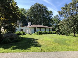 4 Honeysuckle Ln, Kinnelon, NJ 07405