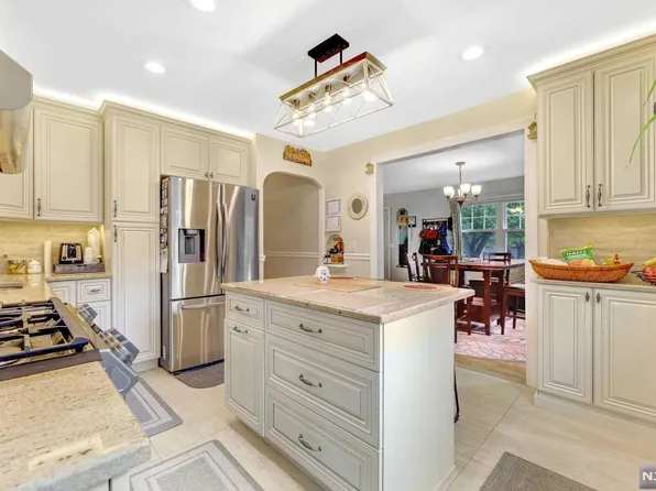 92 Lincoln Ave, Dumont, NJ 07628