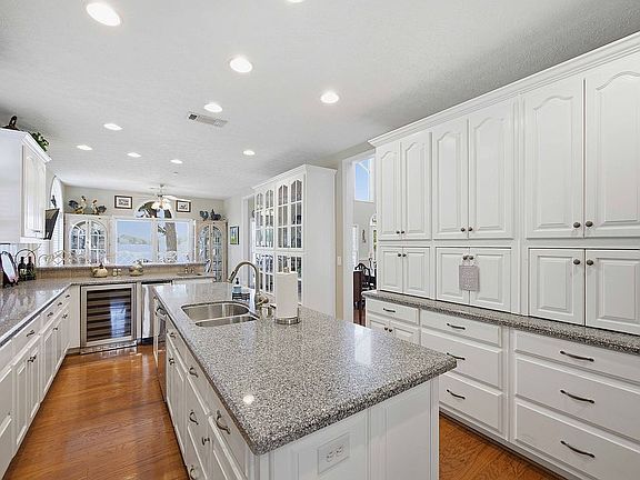 3rd image of 275 Lee Road 897
