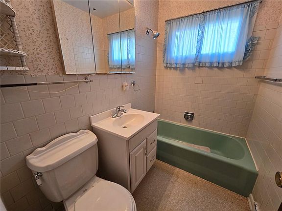 4th image of 461 Park Dr