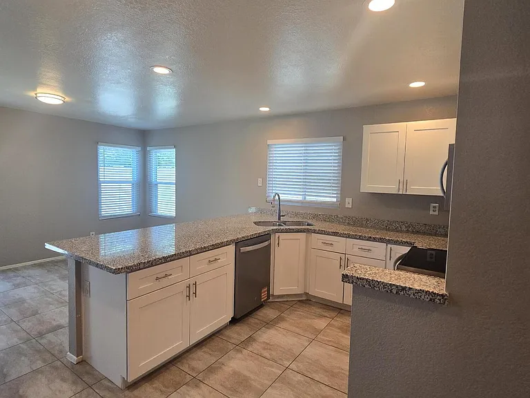 5144 W Boston Way — Photo 6