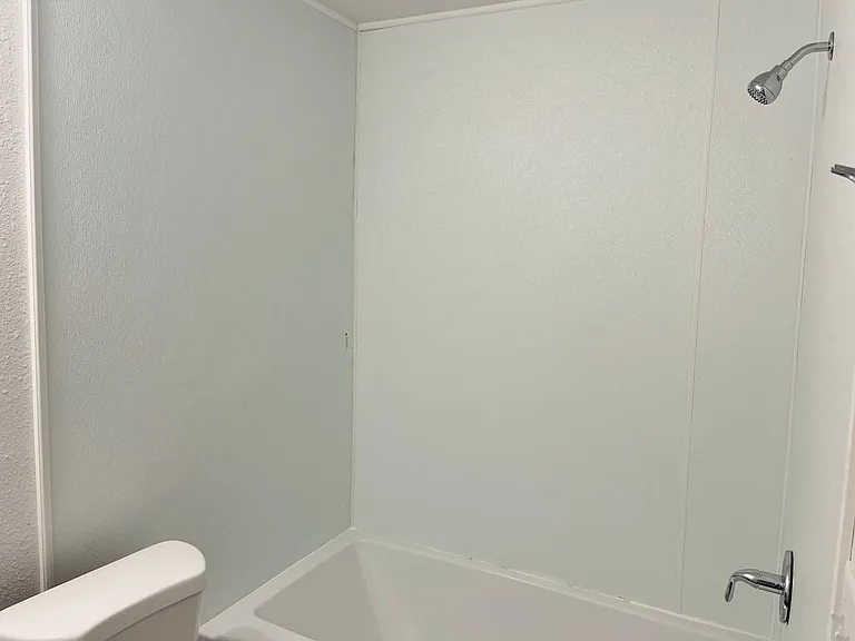 921 E 4th St #14 — Photo 5