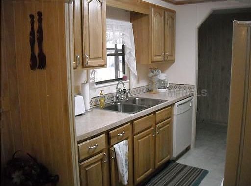 3rd image of 5 Redwood Dr