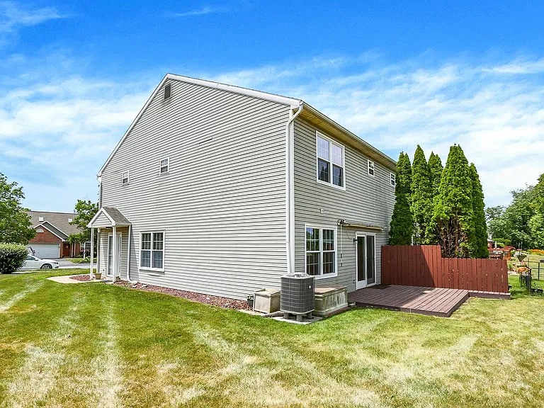 1556 Macintosh Way — Photo 20