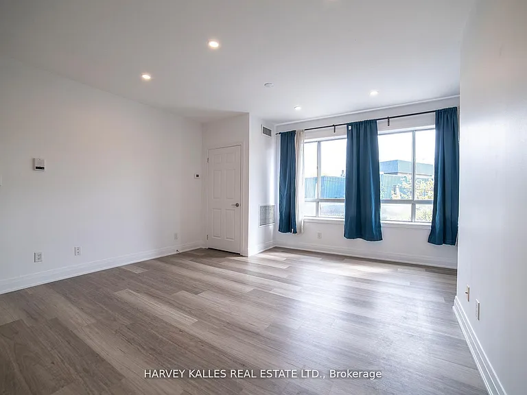 409 College St #6 — Photo 3