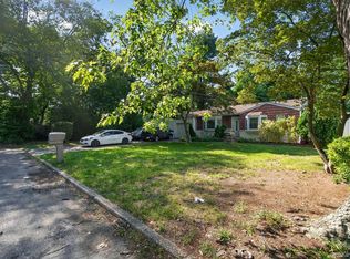 3 Hickory Place, Bay Shore, NY 11706
