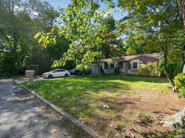 3 Hickory Place, Bay Shore, NY 11706