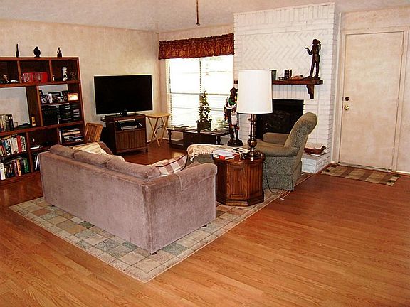2nd image of 2920 Laurelridge Dr