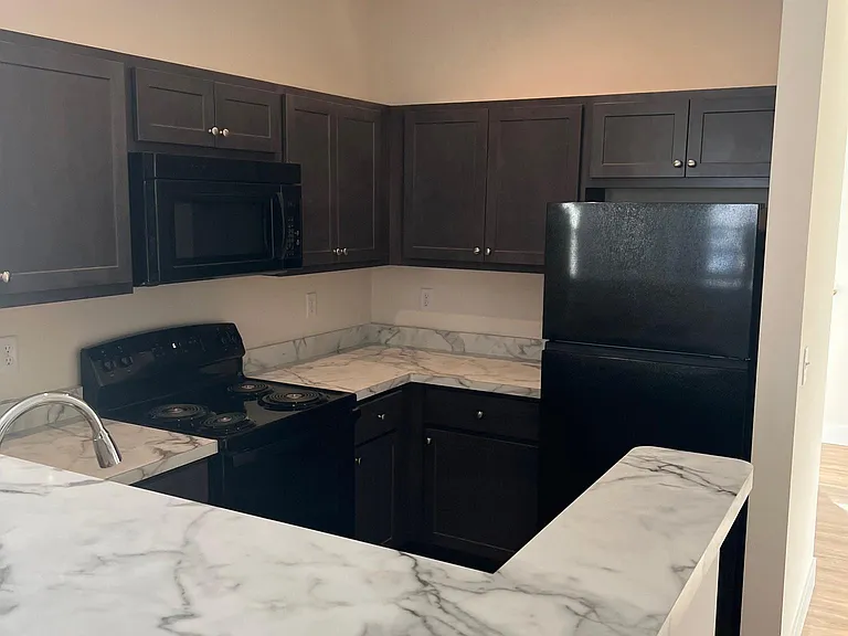 404 Court Yard Ln — Photo 5