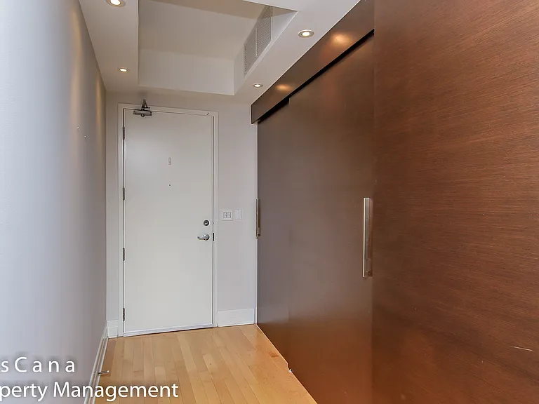 327 Breezehill Ave S #702 — Photo 5
