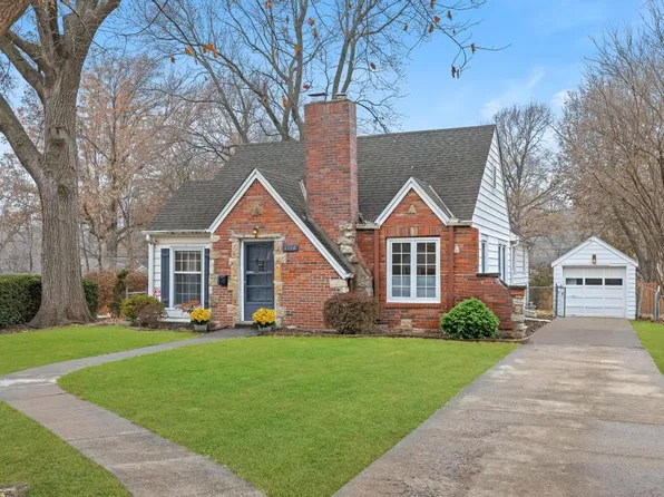 6114 Alhambra St, Fairway, KS 66205