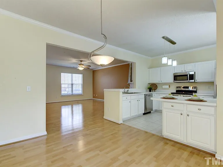 100 Parklane Dr — Photo 4