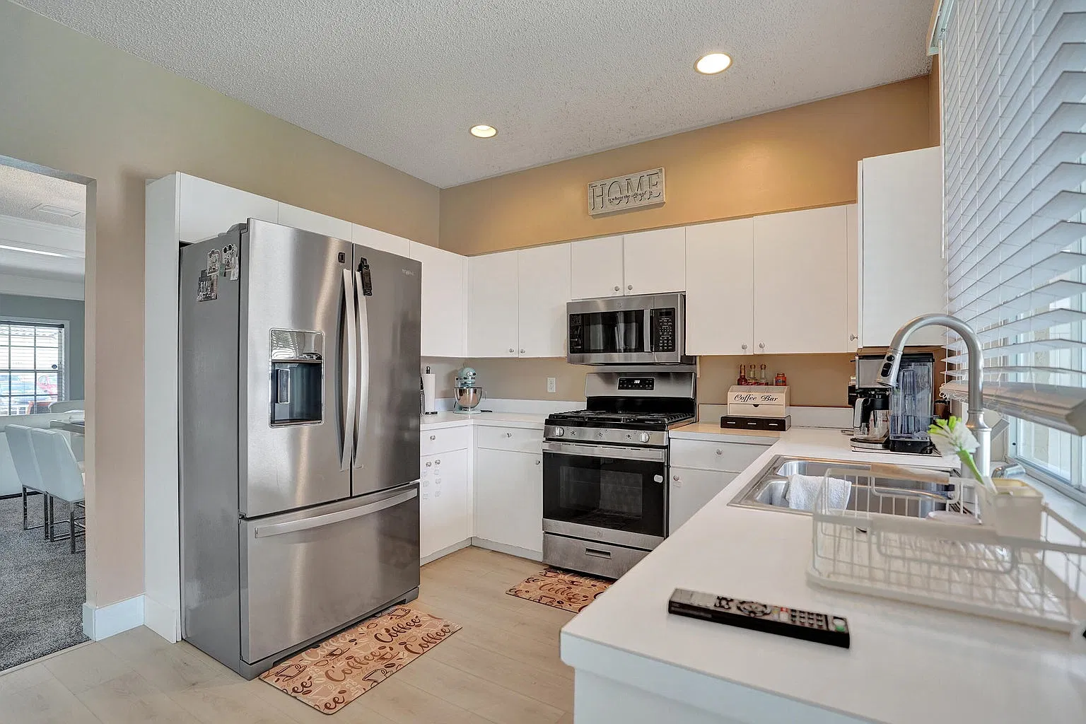 3 bed, 2.5 bath, 2270 sqft, $4,200 — Photo 4