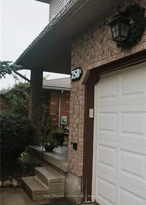 258 Inverhuron Cres #A