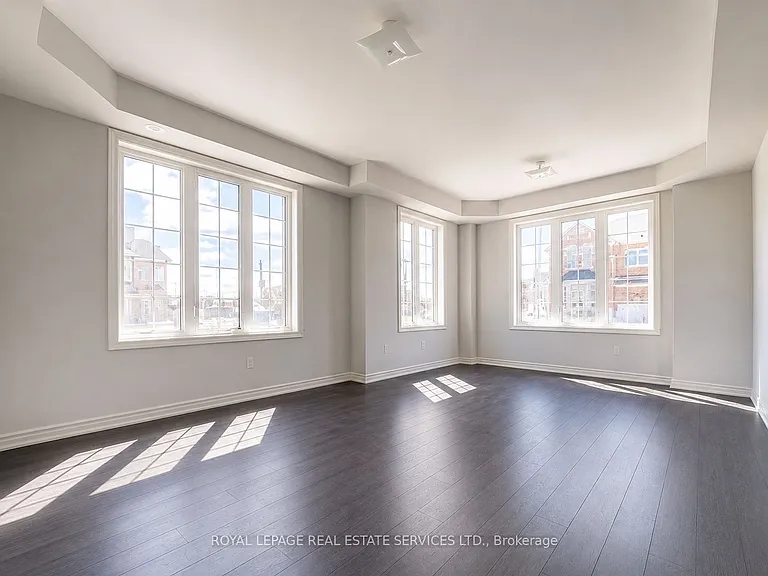 539 Settlers Rd W — Photo 2
