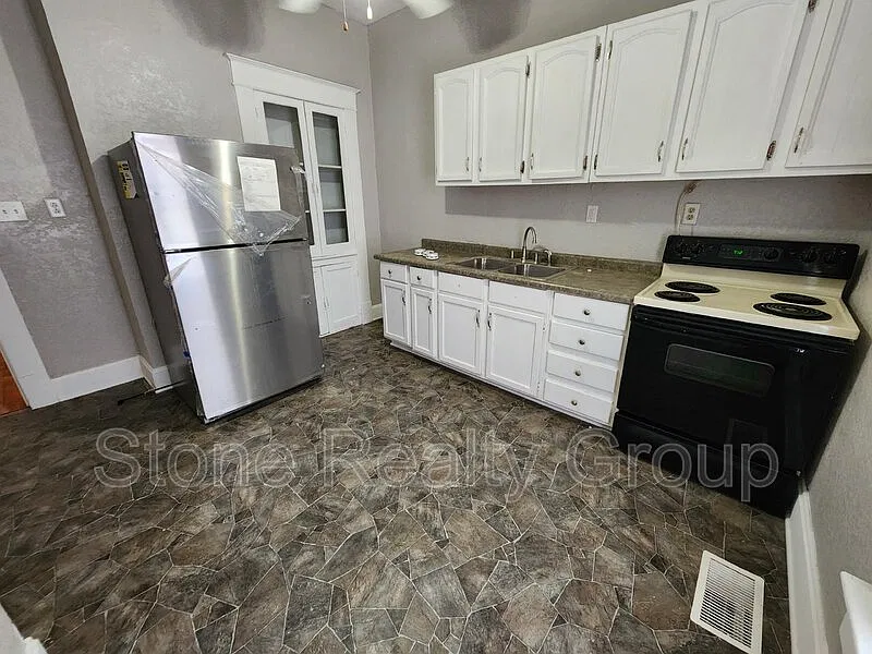 2 bed, 1.0 bath, $1,100 — Photo 3