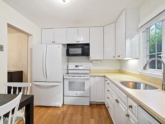 4th image of 8 Greenwich Hills Dr #8