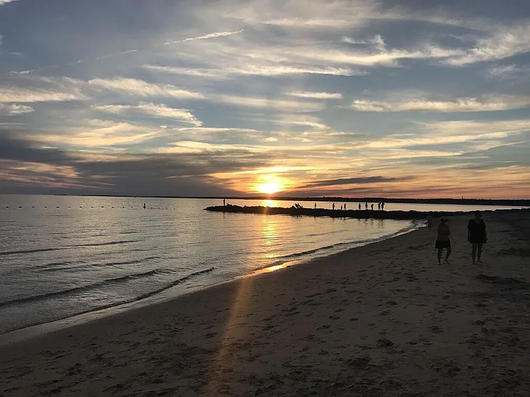 17 Town Beach Rd — Photo 9