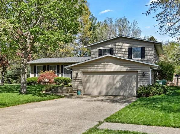 904 Fawn Dr, Mahomet, IL 61853