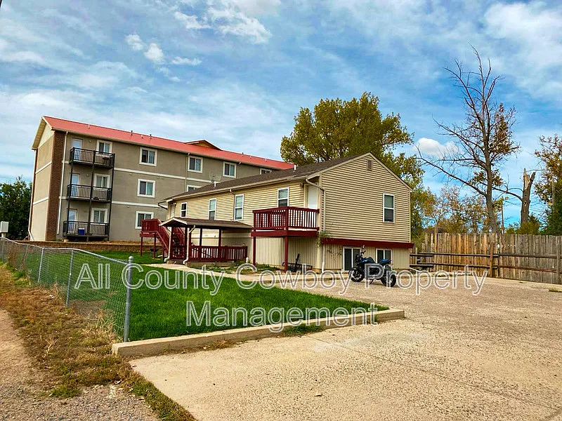 3 bed, 1.0 bath, $1,100 — Photo 2