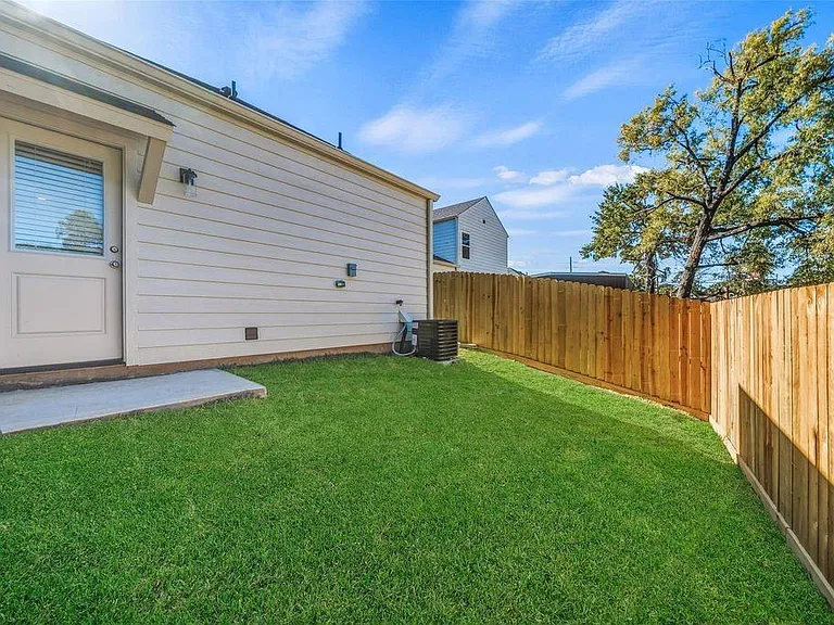 706 W Dallas — Photo 37