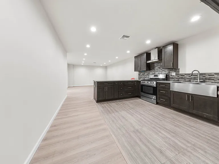 10554 Plainview Ave — Photo 34