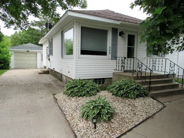 509 Henes Park Dr, Menominee, MI 49858
