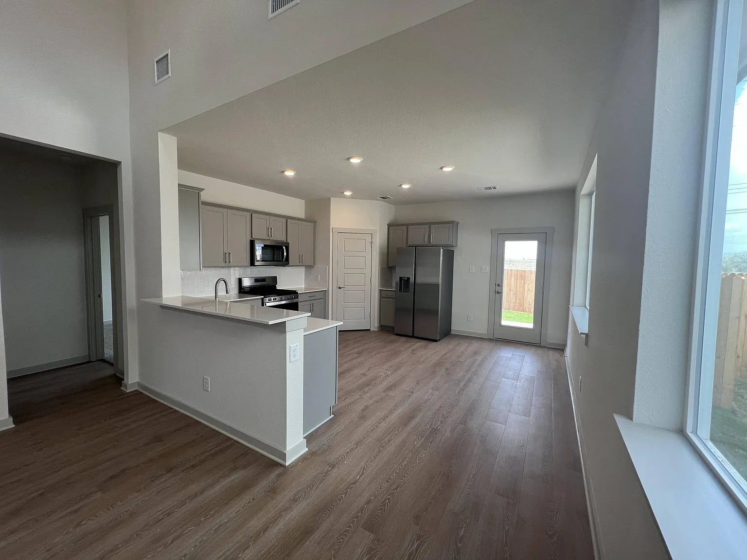 3 bed, 1813 sqft, $2,100 — Photo 3