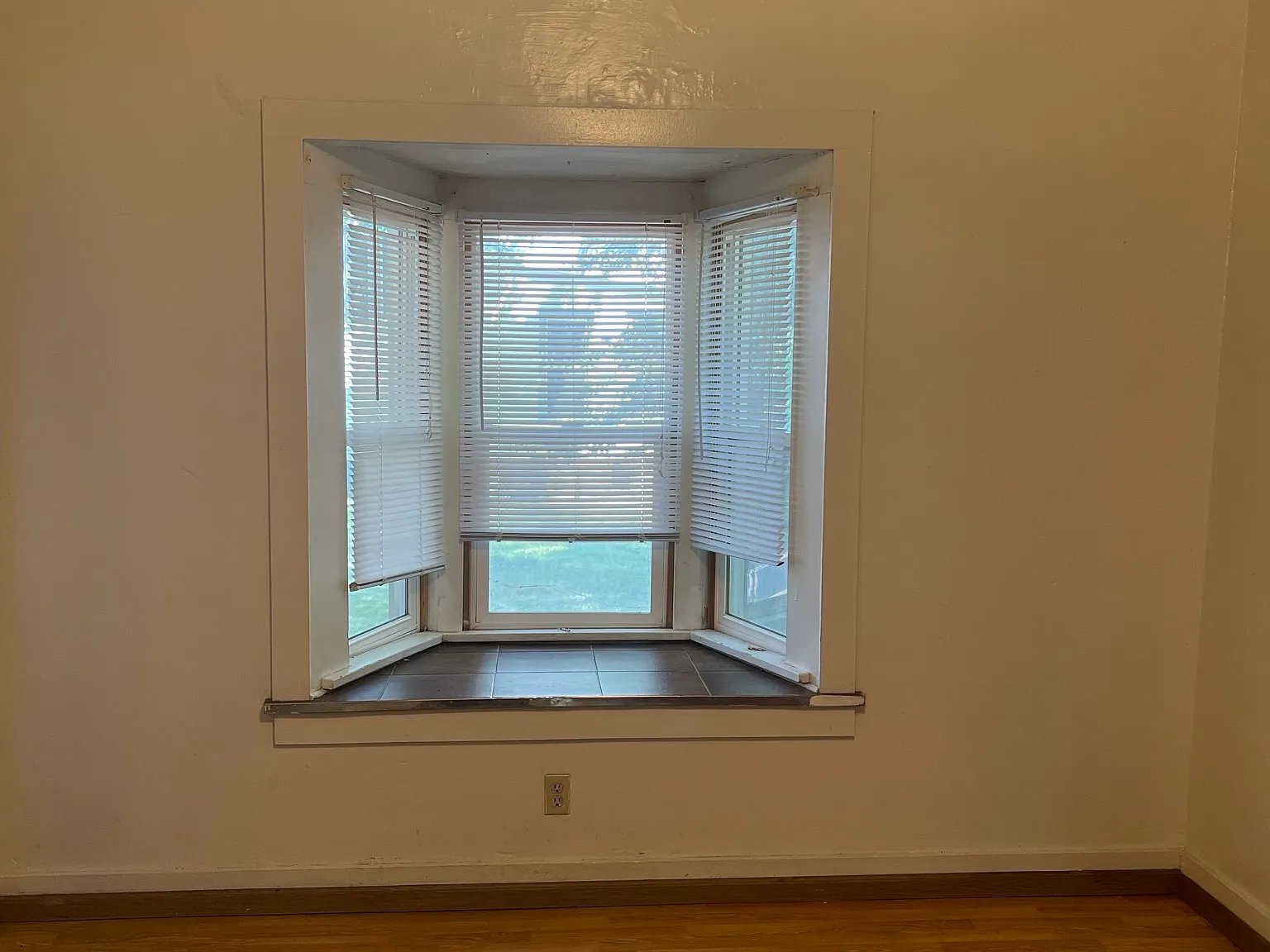 5 bed, 2036 sqft, $3,678 — Photo 4