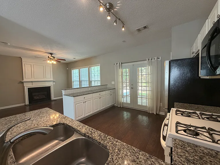10905 Wittenridge Dr — Photo 4