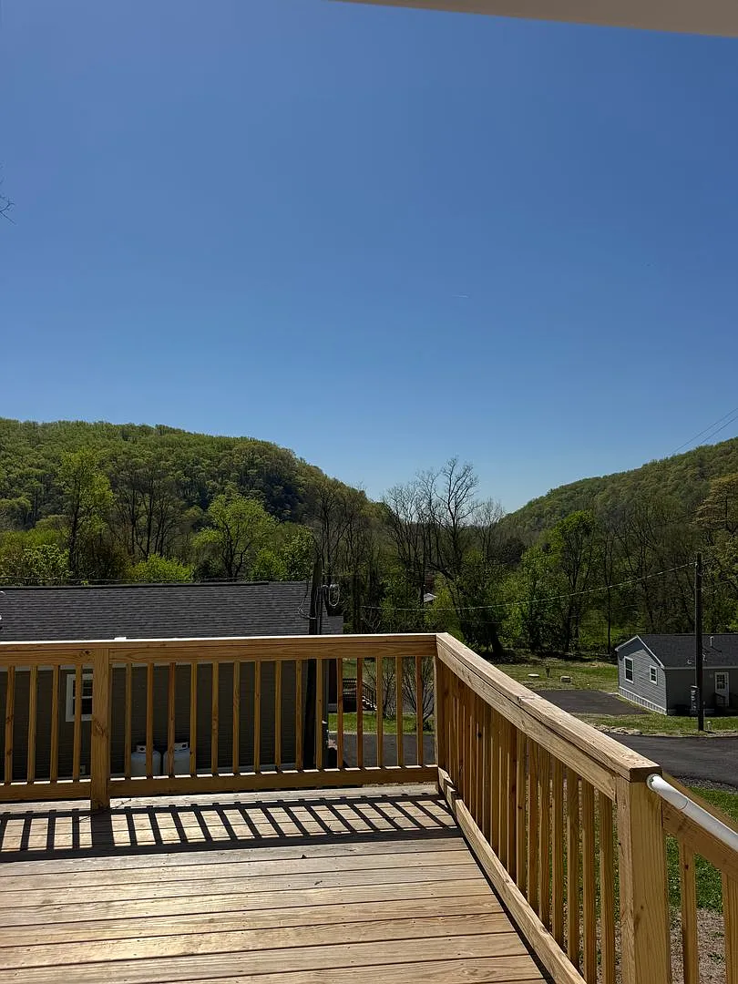 New 1 br tiny home with deck, laundry, parking, views — Photo 2