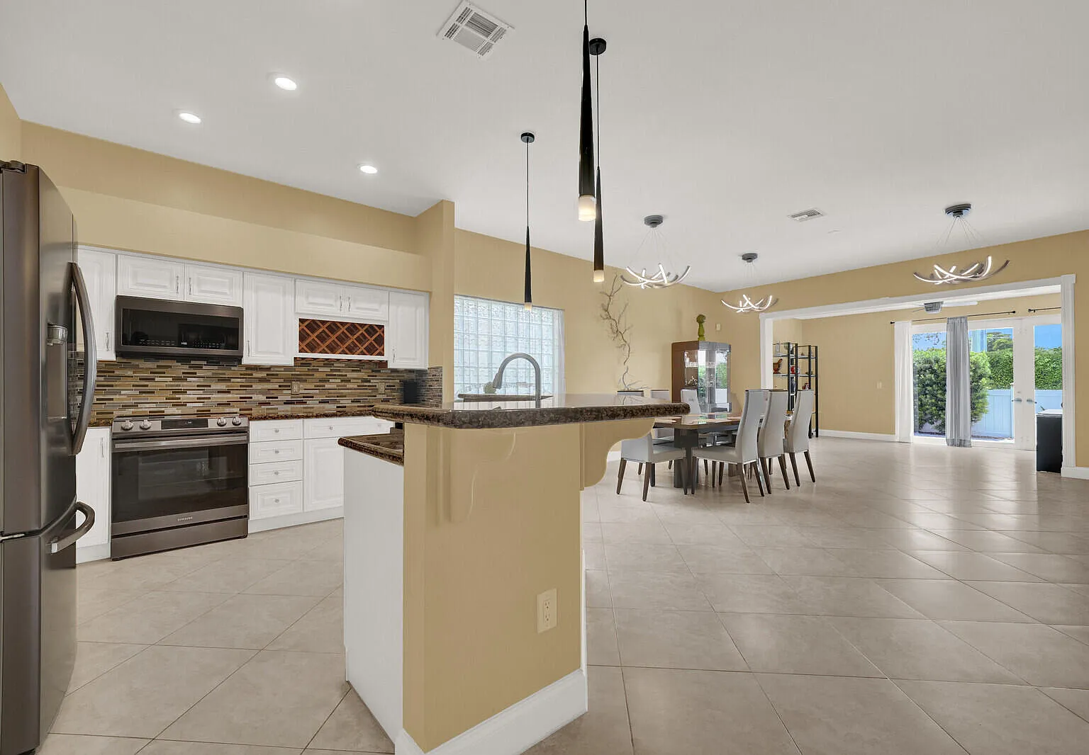 3 bed, 2.0 bath, 2200 sqft, $4,500 — Photo 1