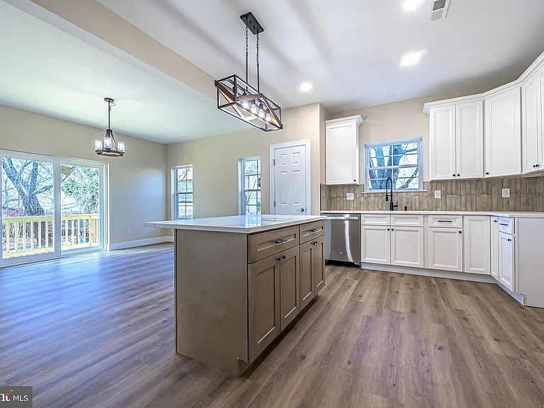 820 Archer St — Photo 2