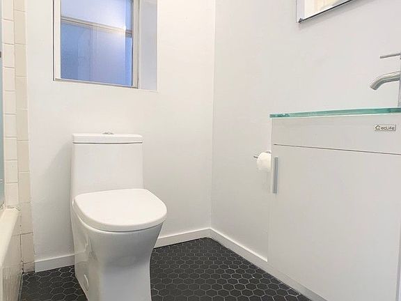 5th image of 205 W 20th St #4W