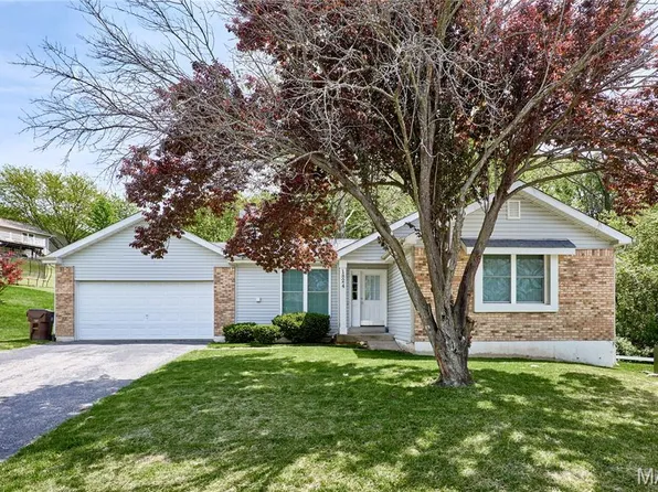 1824 Fairwood Forest Dr, Saint Peters, MO 63376