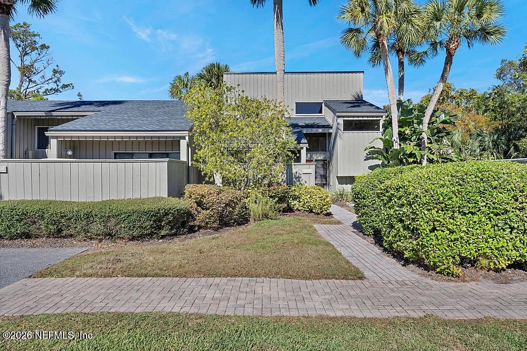 10025 SAWGRASS Drive E