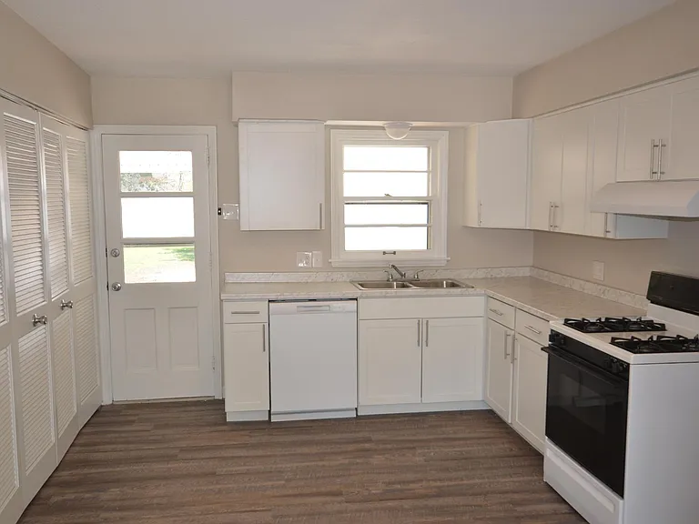 342 Jennings Ave — Photo 6