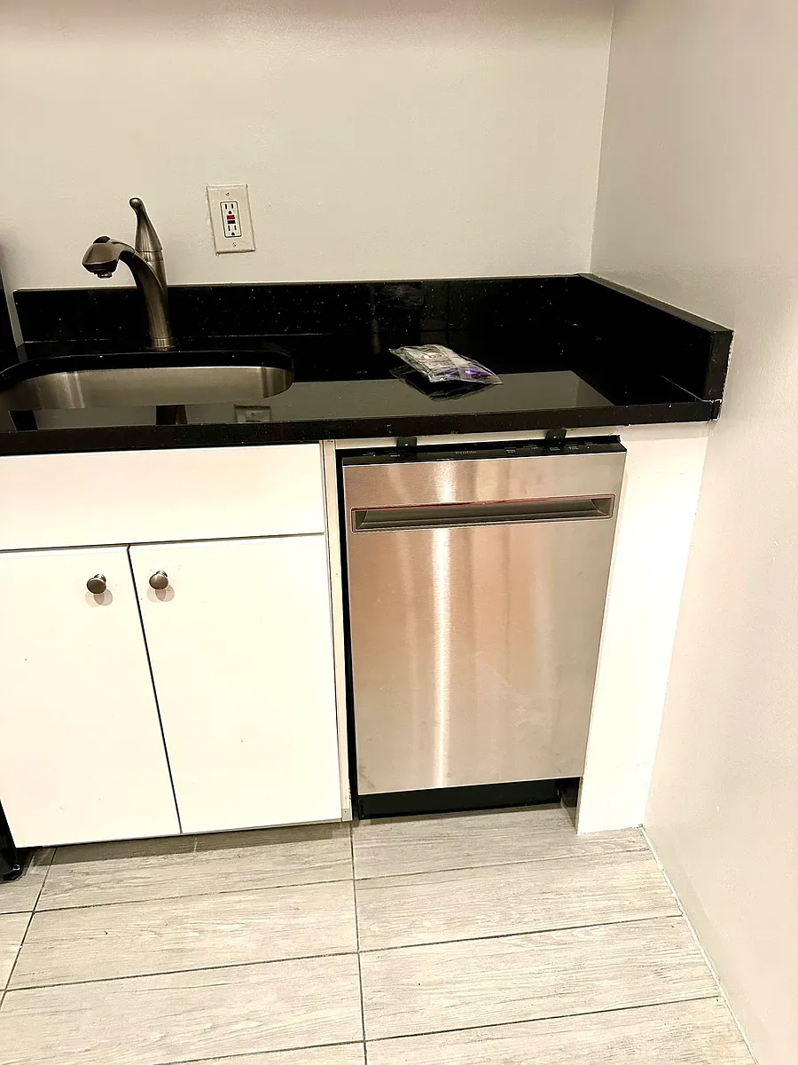 Building Photo - 412 E 64th St #2D