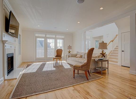 3rd image of 221 Essex Ave