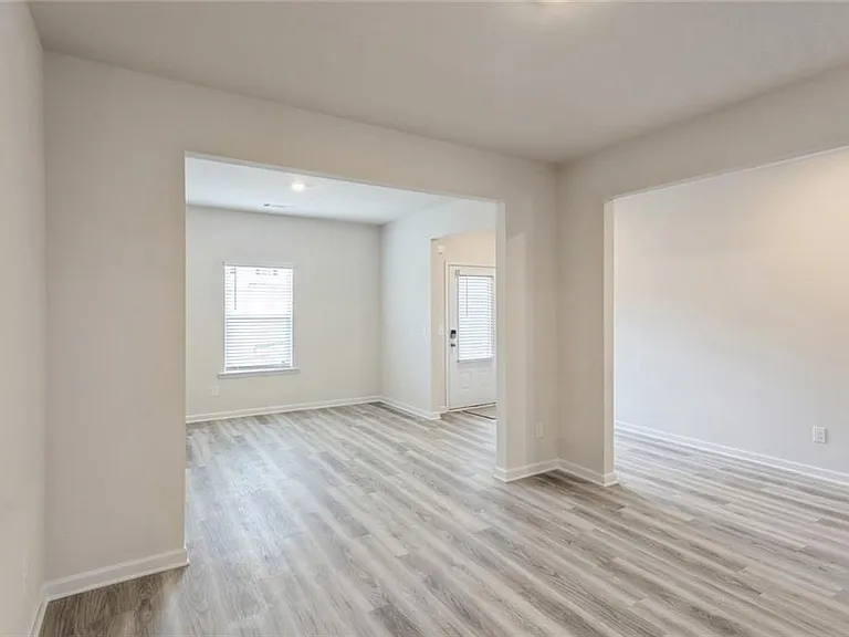 668 Mackenzie Cv — Photo 15