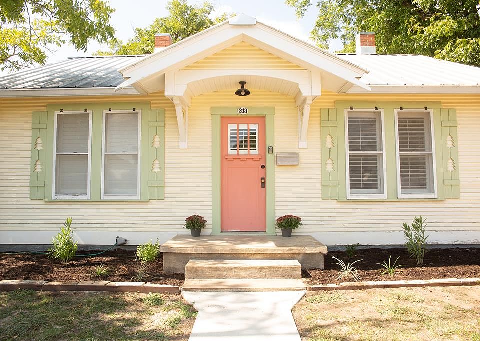 1st image of 213 Mistletoe St